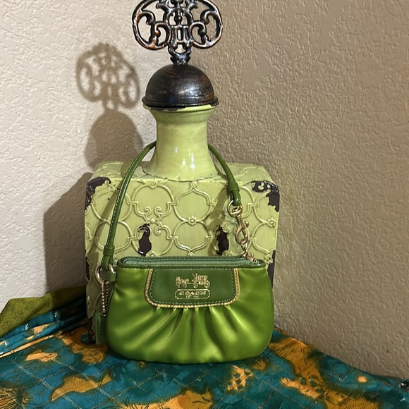 Vintage green Coach Wristlet - Picture 1 of 8